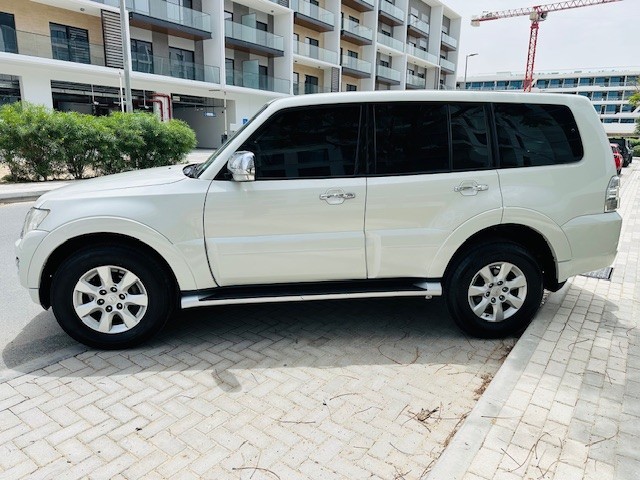 2017 Mitsubishi Pajero 3.5 GLS thumbnail 5