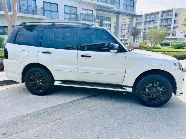 2020 Mitsubishi Pajero 3.8 Signature thumbnail 3